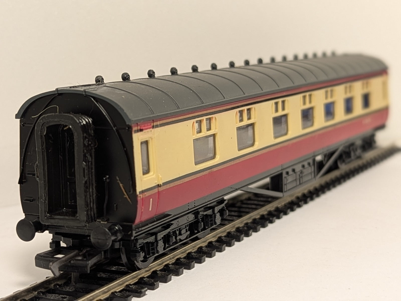 GMR Airfix 54203-4 OO Gauge BR Blood & Custard Composite Corridor Coach Boxed