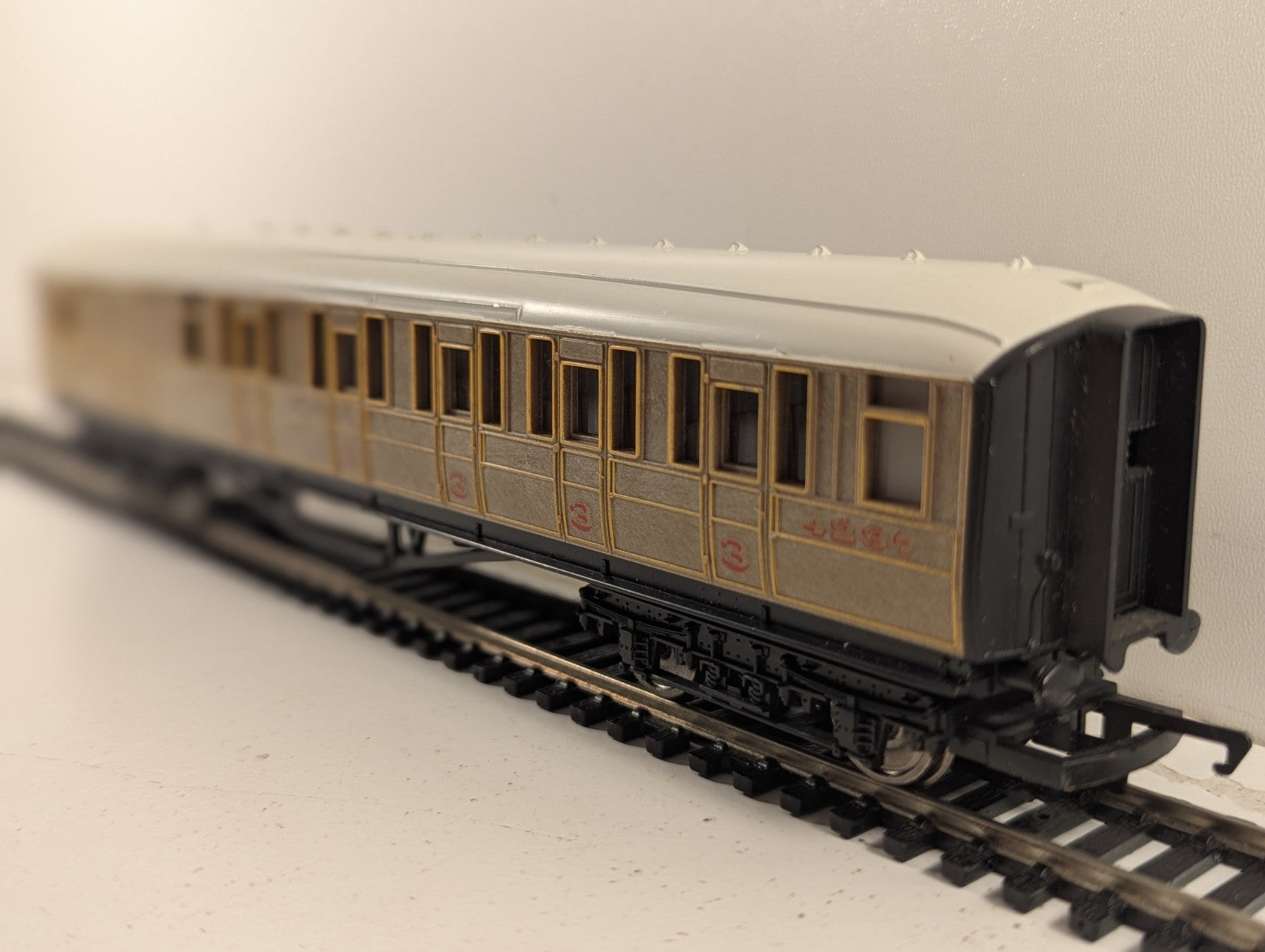 Hornby R478 OO Gauge LNER Teak Brake Composite Coach 4237