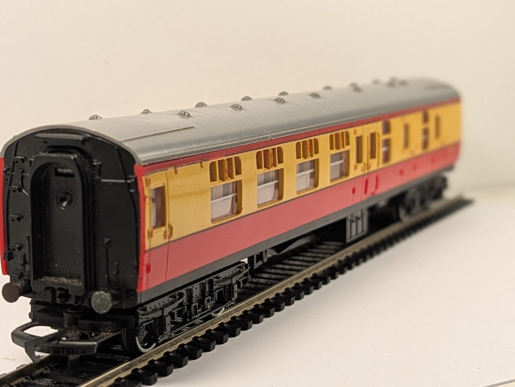 Hornby R421 OO Gauge BR Composite Coach 34100 Crimson Cream