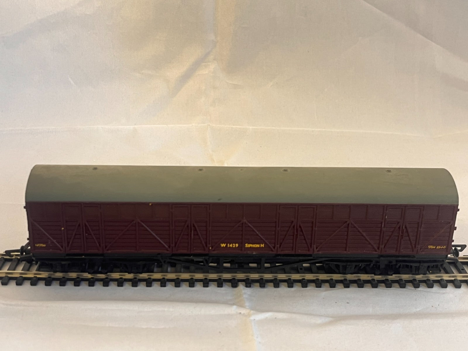 Dapol OO Gauge BR Maroon Siphon H Bogie Van