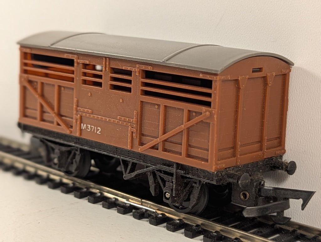 Tri-ang R122 Brown Cattle Wagon