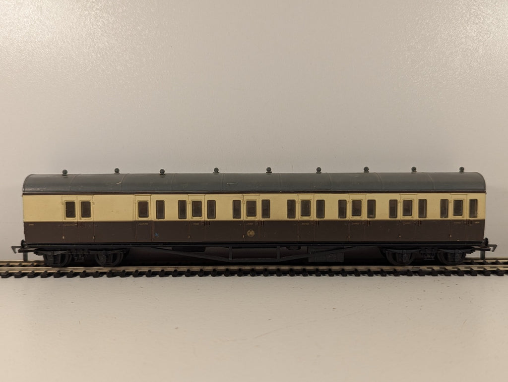 Airfix OO Gauge GWR Suburban Brake Coach Chocolate & Cream
