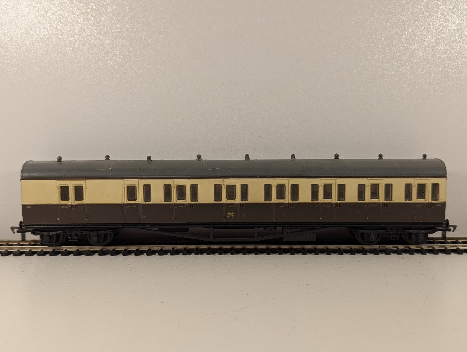 Airfix OO Gauge GWR Suburban Brake Coach Chocolate & Cream