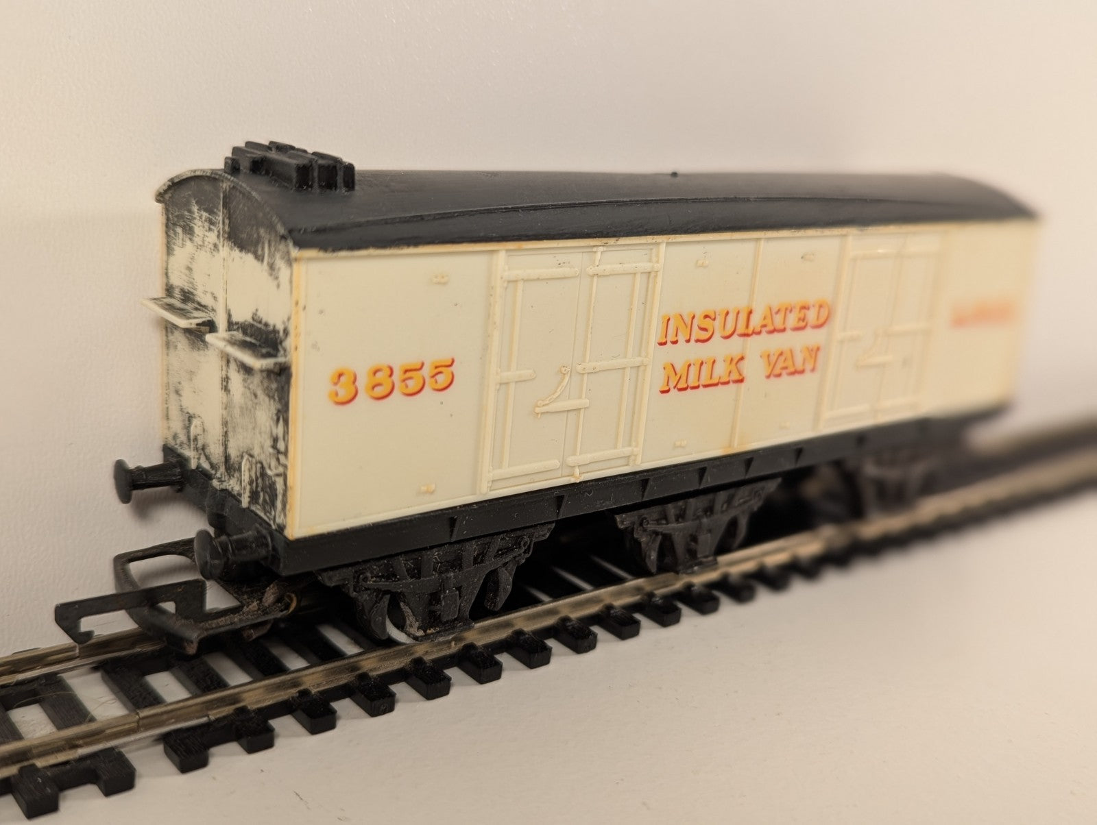 Hornby R734 OO Gauge LMS 6-Wheel Insulated Milk Van No. 3855 – Weathered