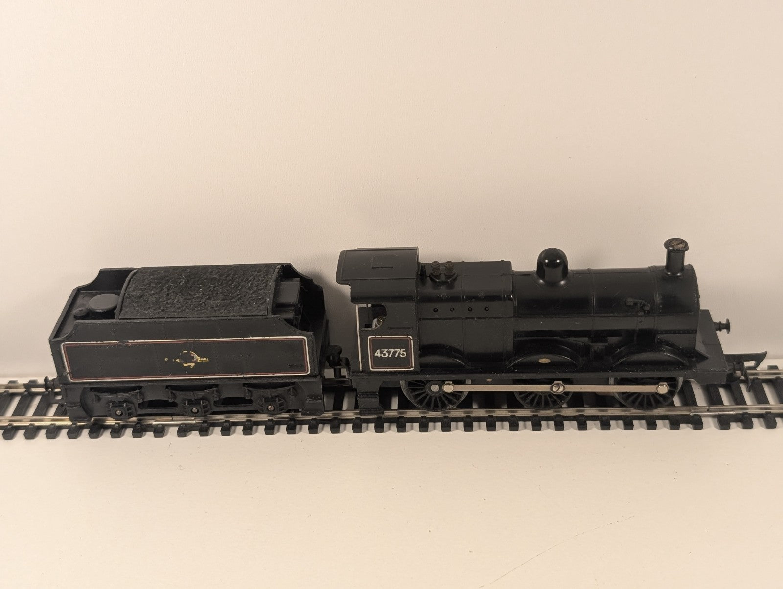 Tri-ang R251 OO Gauge Class 3F 0-6-0 No. 43775 – Wrong Tender