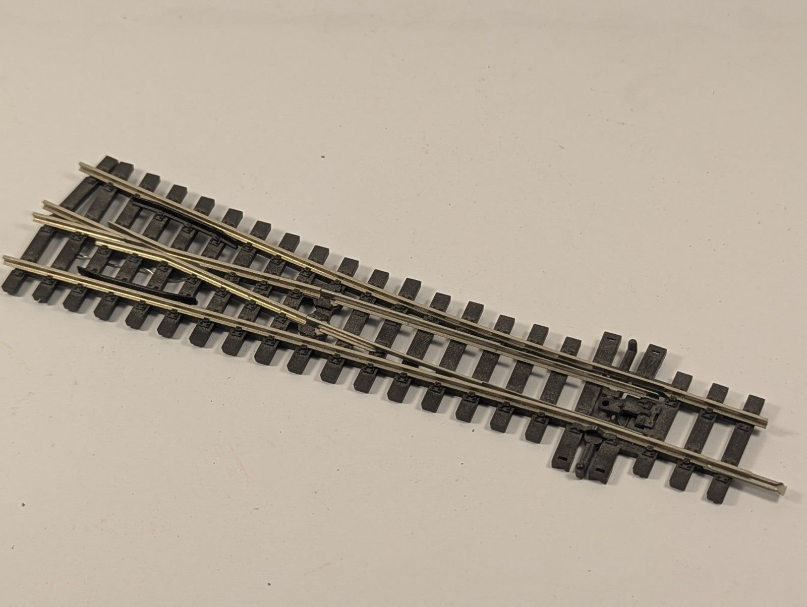 Peco SL-E396 HOe Gauge Code 55 Medium Radius Electrofrog Left Hand Turnout