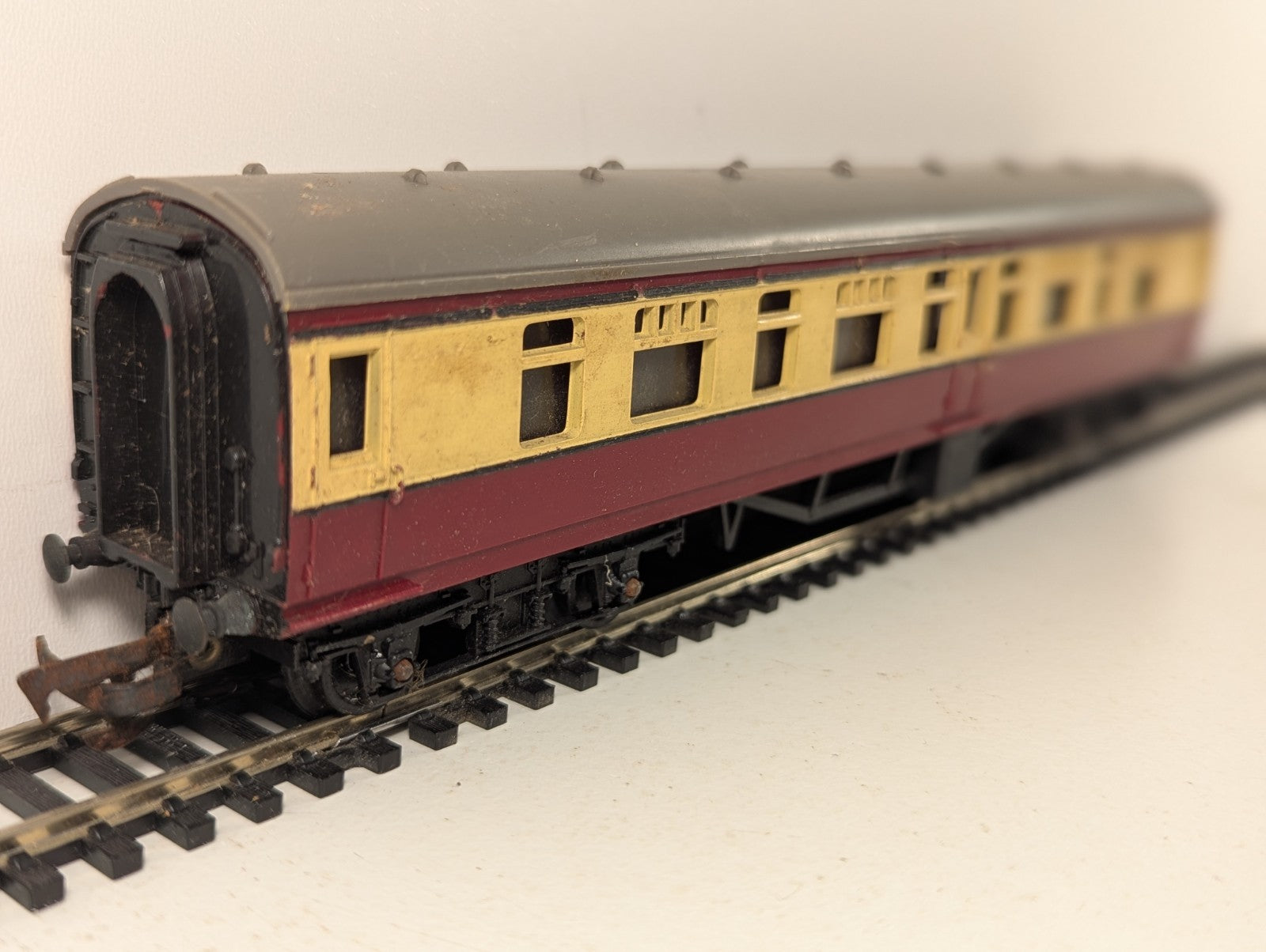 Tri-ang OO Gauge BR Mainline Composite Coach Passenger Coach M24001