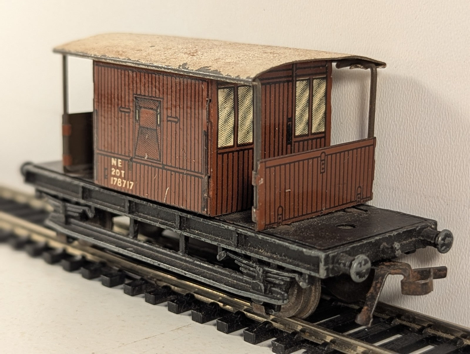 Hornby OO Gauge No. 1 Brake Van Goods Brake Van 178717 NE Brown