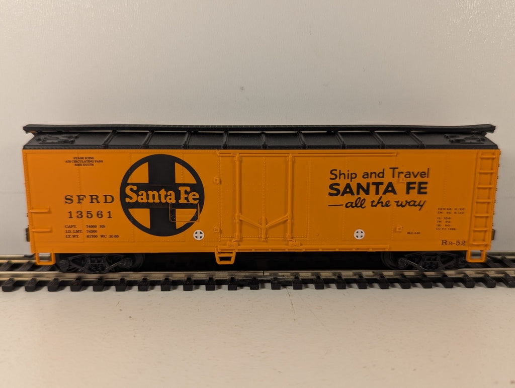 Walthers HO Scale 40' Plug Door Reefer Freight Wagon 13561 Santa Fe