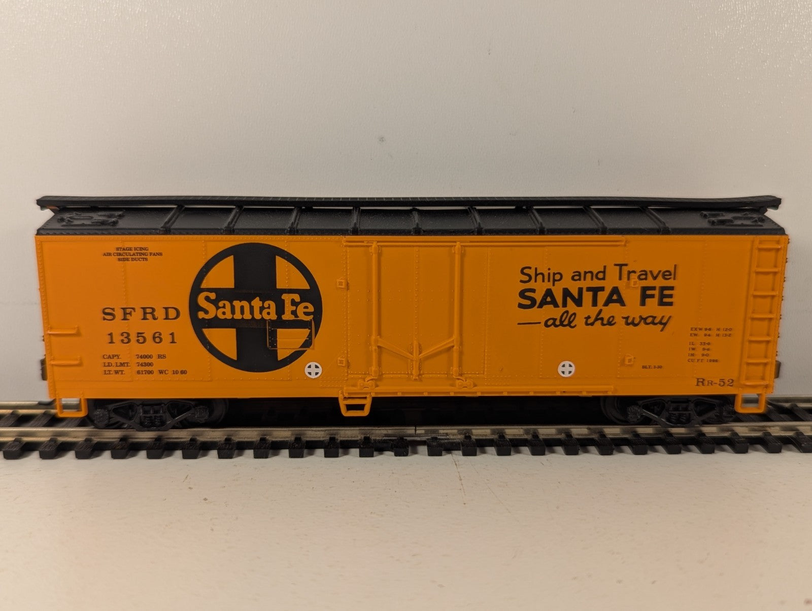 Walthers HO Scale 40' Plug Door Reefer Freight Wagon 13561 Santa Fe