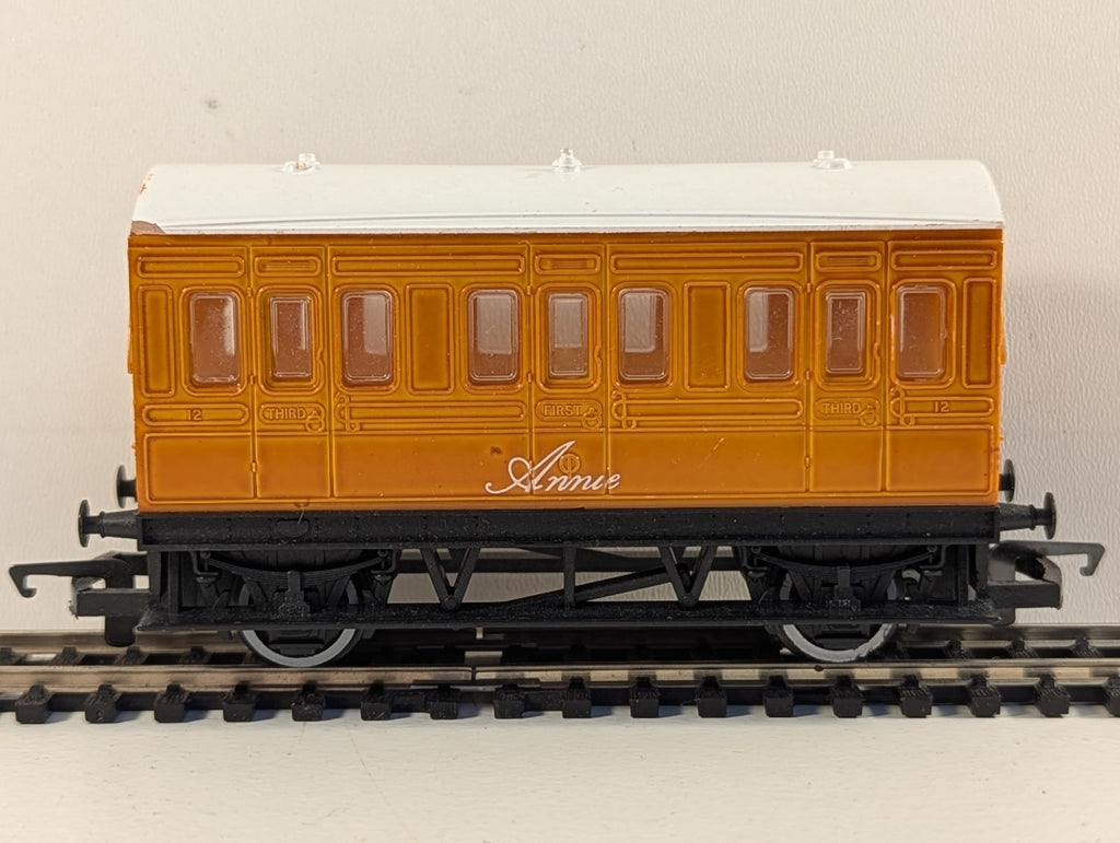 Hornby Thomas & Friends Annie Coach