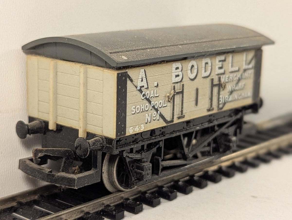 Hornby OO Gauge A. Bodell 7-Plank Wagon Goods Wagon 1 A. Bodell Cream R014