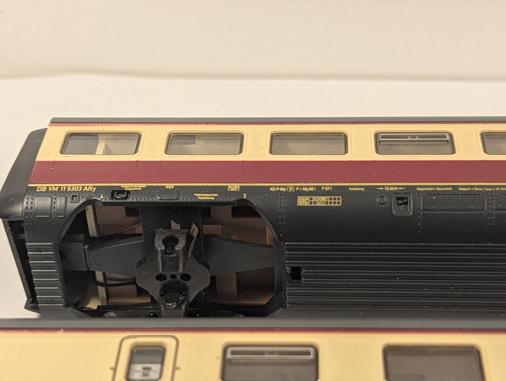 Roco H0eGauge Deutsche Bundesbahn Passenger Coaches - Missing Couplings & Wheels