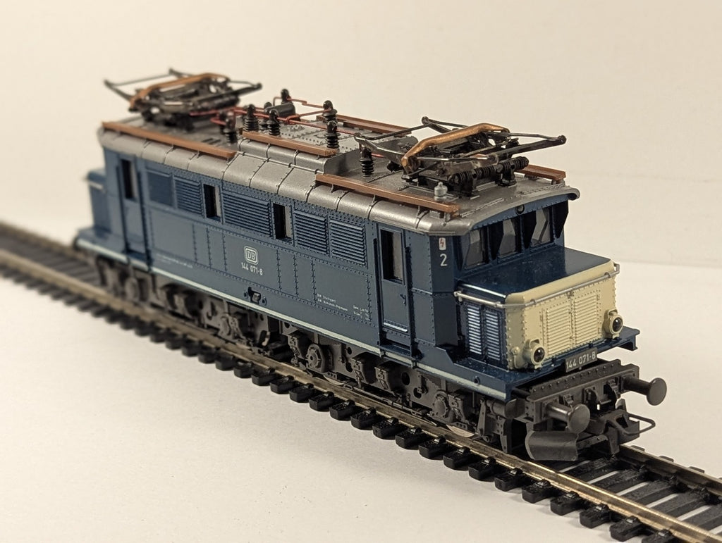 Roco HO Scale DB Class E 144 Electric Locomotive 144 071-8 DB Ocean Blue & Beige