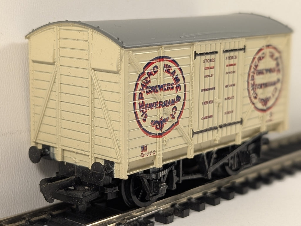 Mainline OO Gauge 12 Ton Ventilated Van Shepherd Neame Goods Wagon 3 37-137