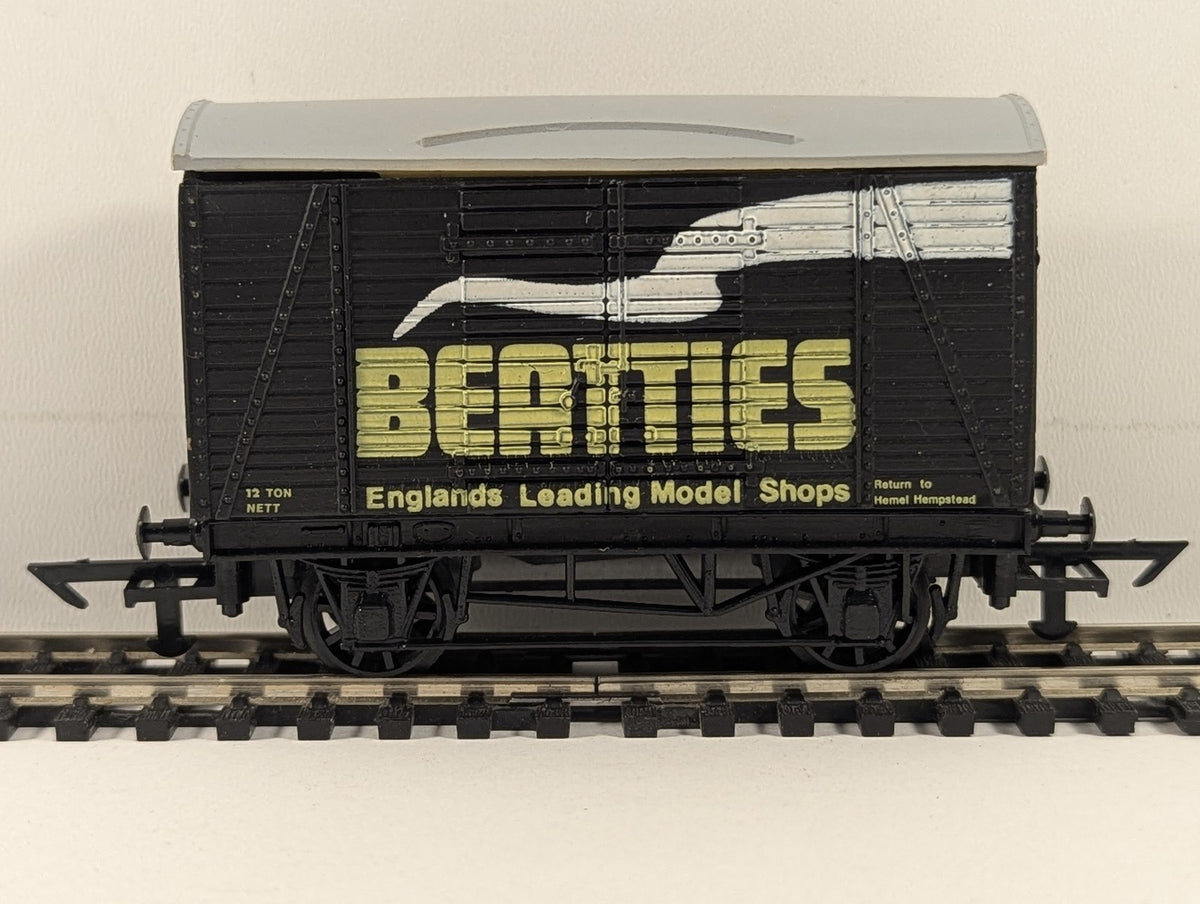 Graham Farish OO Gauge 12 Ton Ventilated Van Goods Wagon Beatties