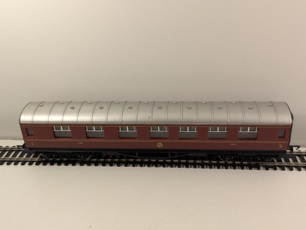 Hornby R433 OO LMS Stanier Composite Coach 3934