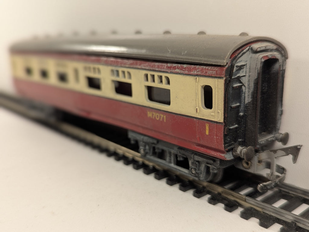 Tri-ang OO Gauge BR Mk1 Short Coach Passenger Coach M7071 BR Carmine and Cream