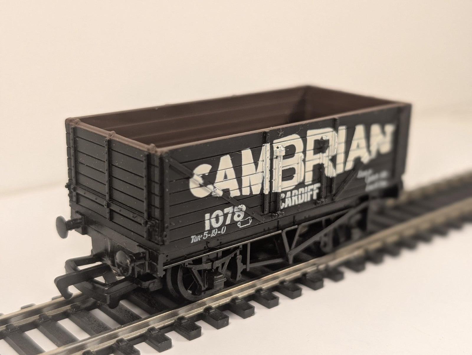 Mainline 37-169 OO Gauge 7 Plank Wagon Cambrian Cardiff