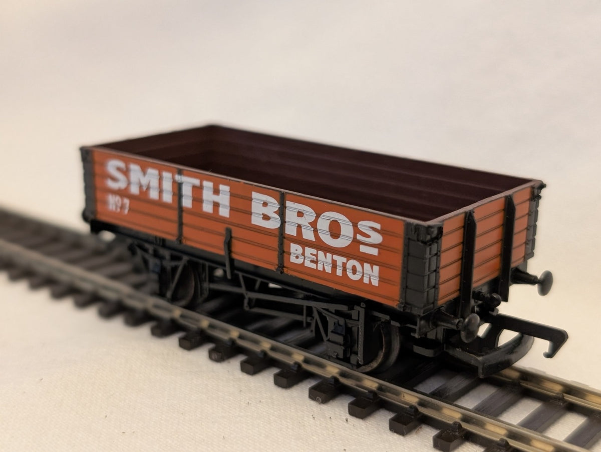 Hornby OO Gauge 7 Plank Wagon Smith Bros Benton Goods Wagon R6224