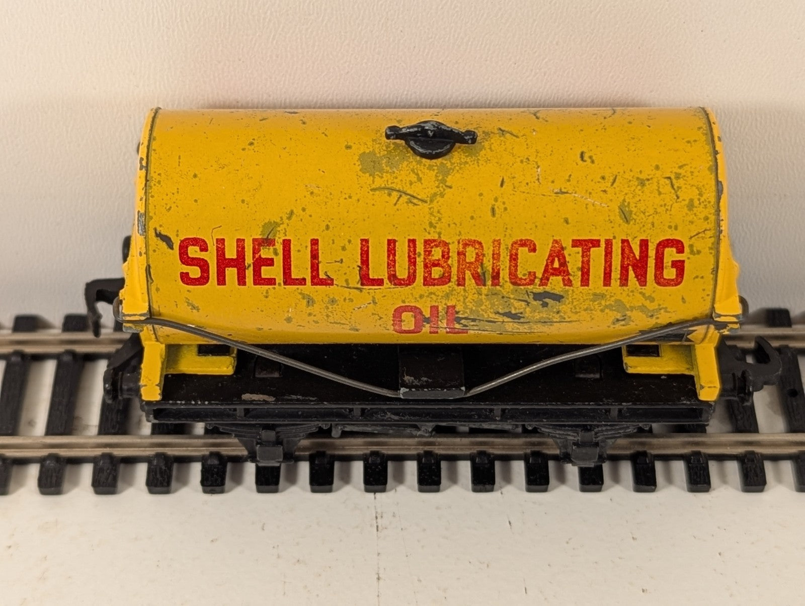Hornby Dublo OO Gauge Shell Lubricating Oil 14T Tank Wagon (Damaged Paint)