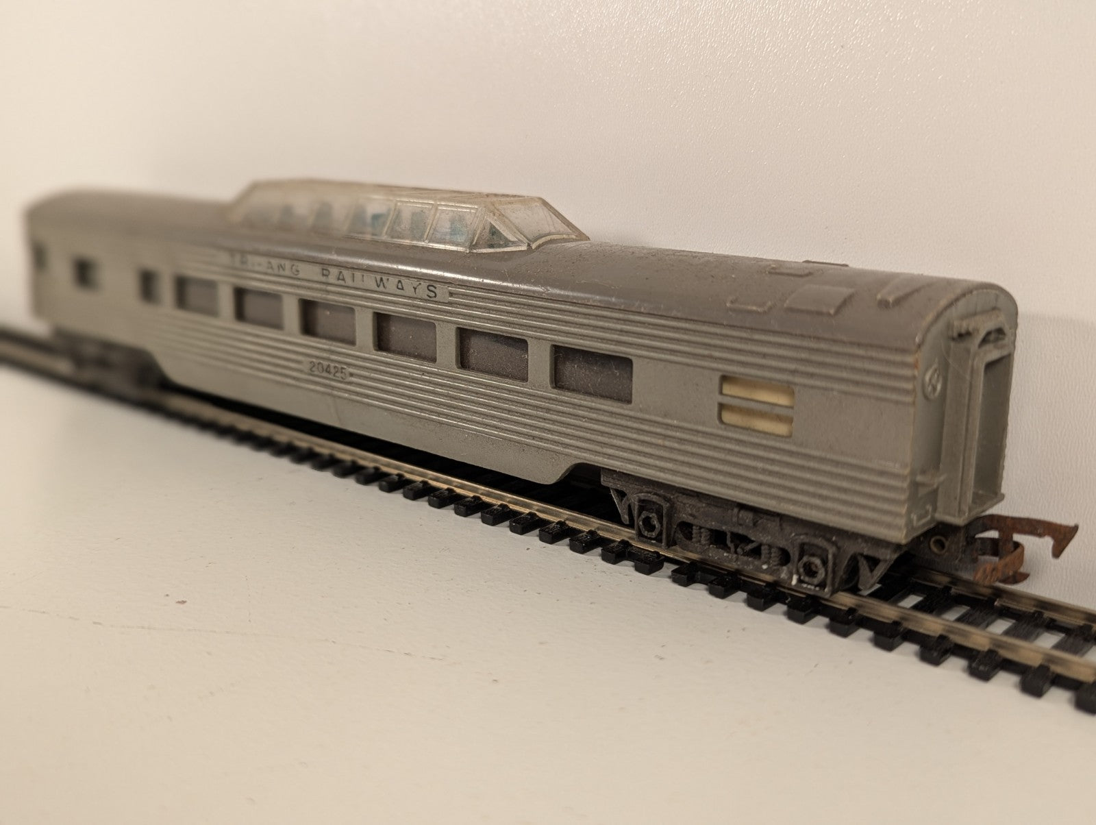 Tri-ang R25 OO Gauge Transcontinental Vista Dome Coach
