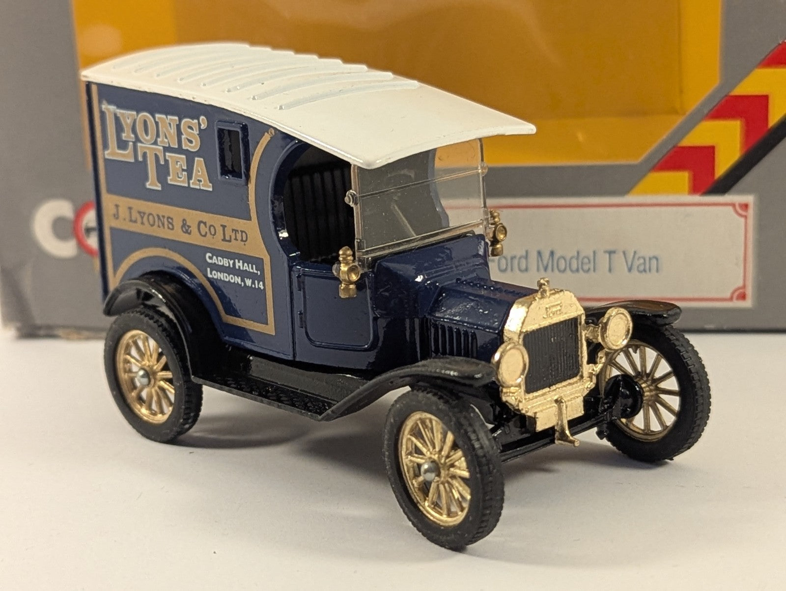 Corgi Classics 865 Ford Model T Van Lyons' Tea