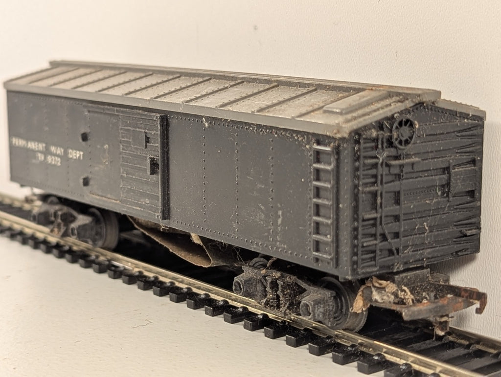 Tri-ang OO Gauge Track Cleaning Car Goods Wagon T.R. 9372