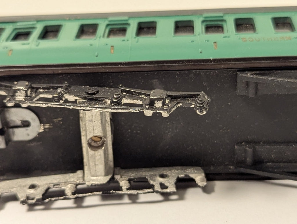 Graham Farish OO Gauge Southern Railway Suburban Coach Green - Missing Coupling