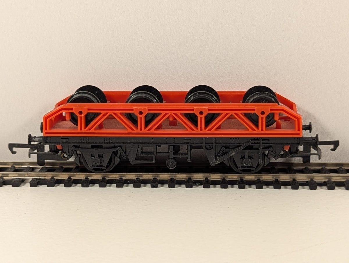 Hornby R131 OO Gauge Flat Wagon with Wheel Load