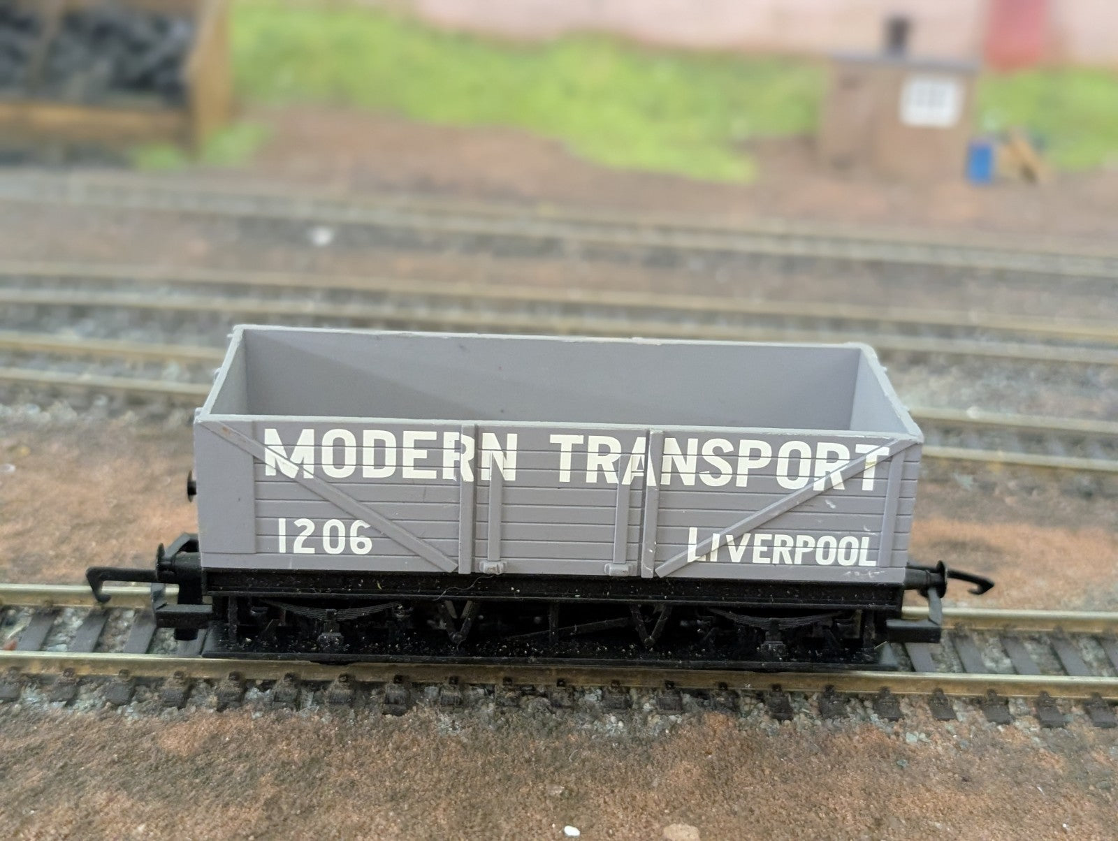 Hornby OO Gauge 8-Plank Open Wagon Modern Transport BR Grey