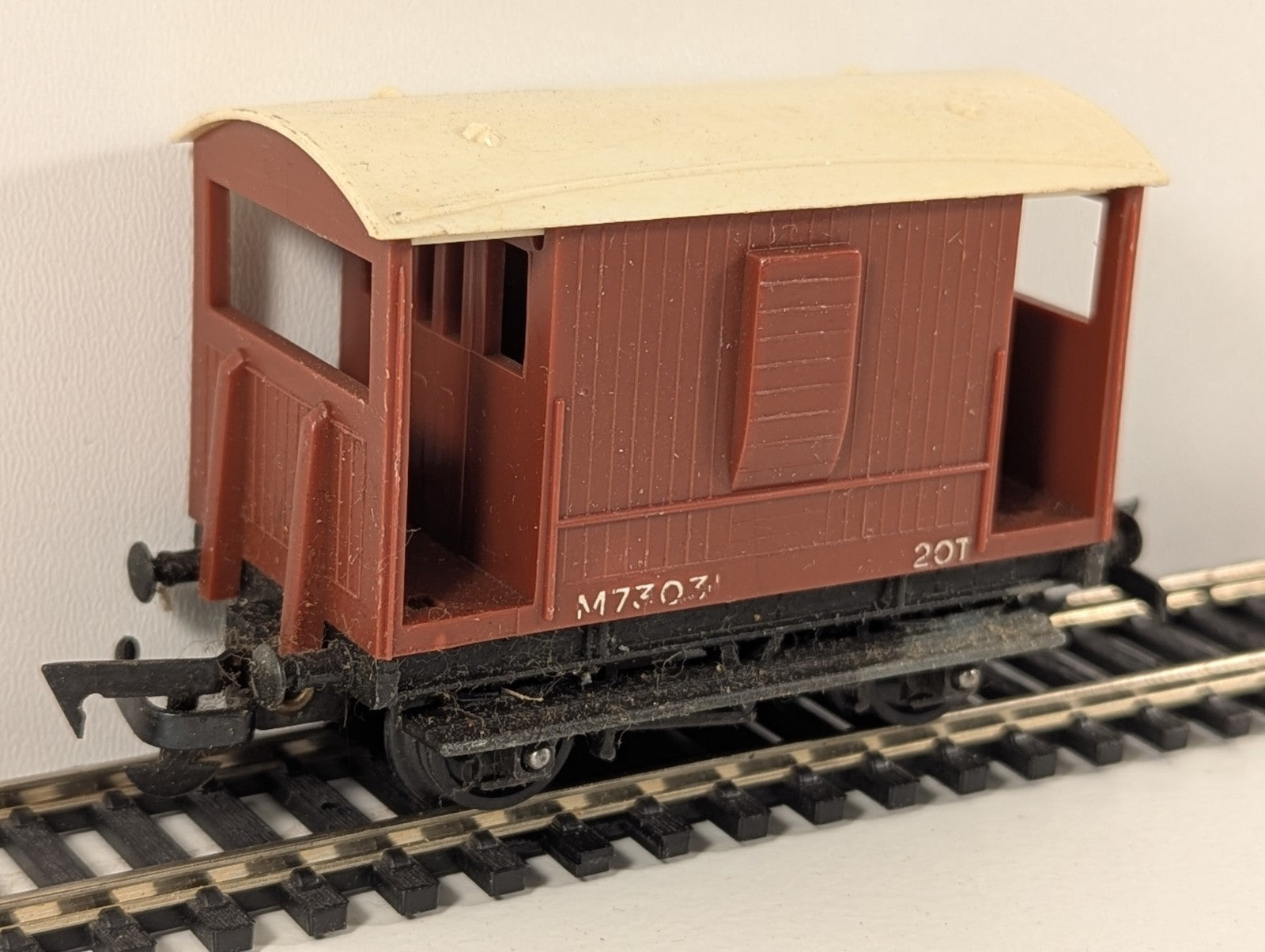 Tri-ang R16 – BR Standard 20-Ton Brake Van
