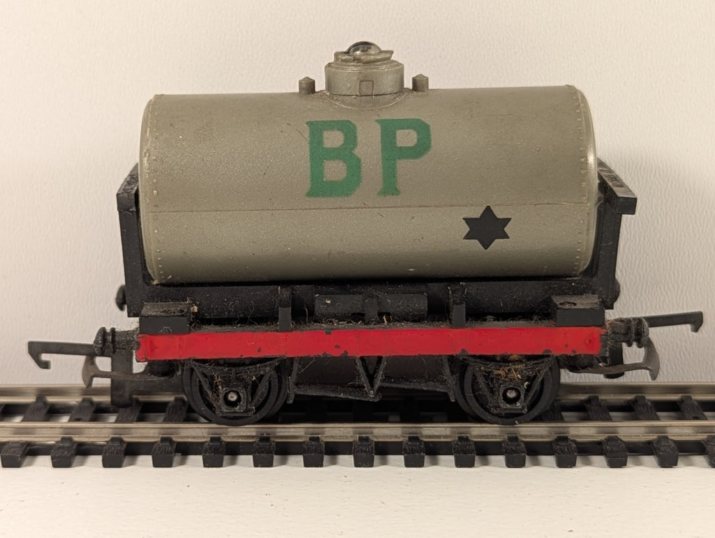 Tri-ang R12 Shell / BP Tank Wagon – OO Gauge