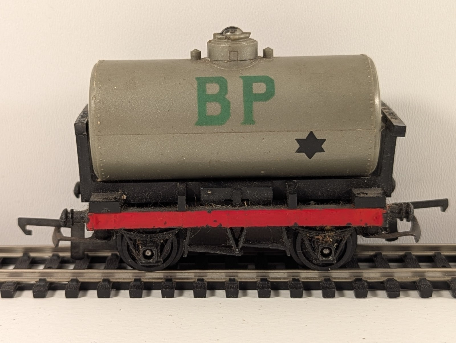Tri-ang R12 Shell / BP Tank Wagon – OO Gauge