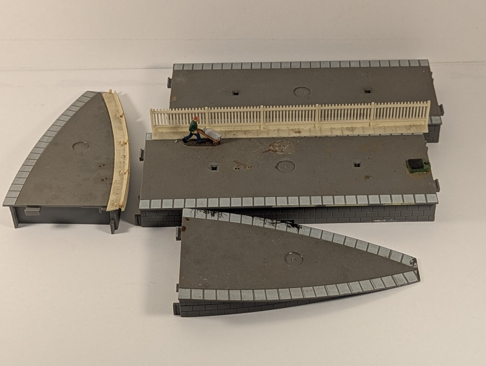 Hornby OO Gauge Station Platform Sections Grey & Brick