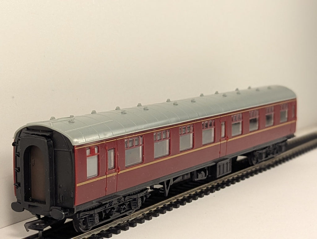 Hacette OO Gauge Stanier Corridor Composite Passenger Coach LMS Maroon