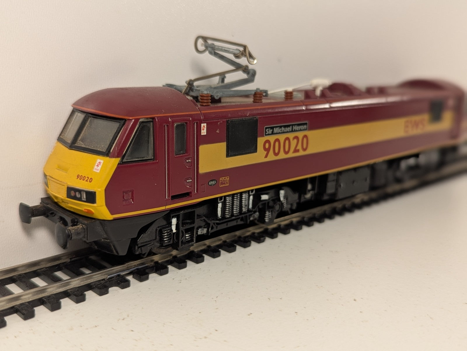 Hornby BR Class 90 EWS Electric Locomotive OO Gauge - Missing Coupling