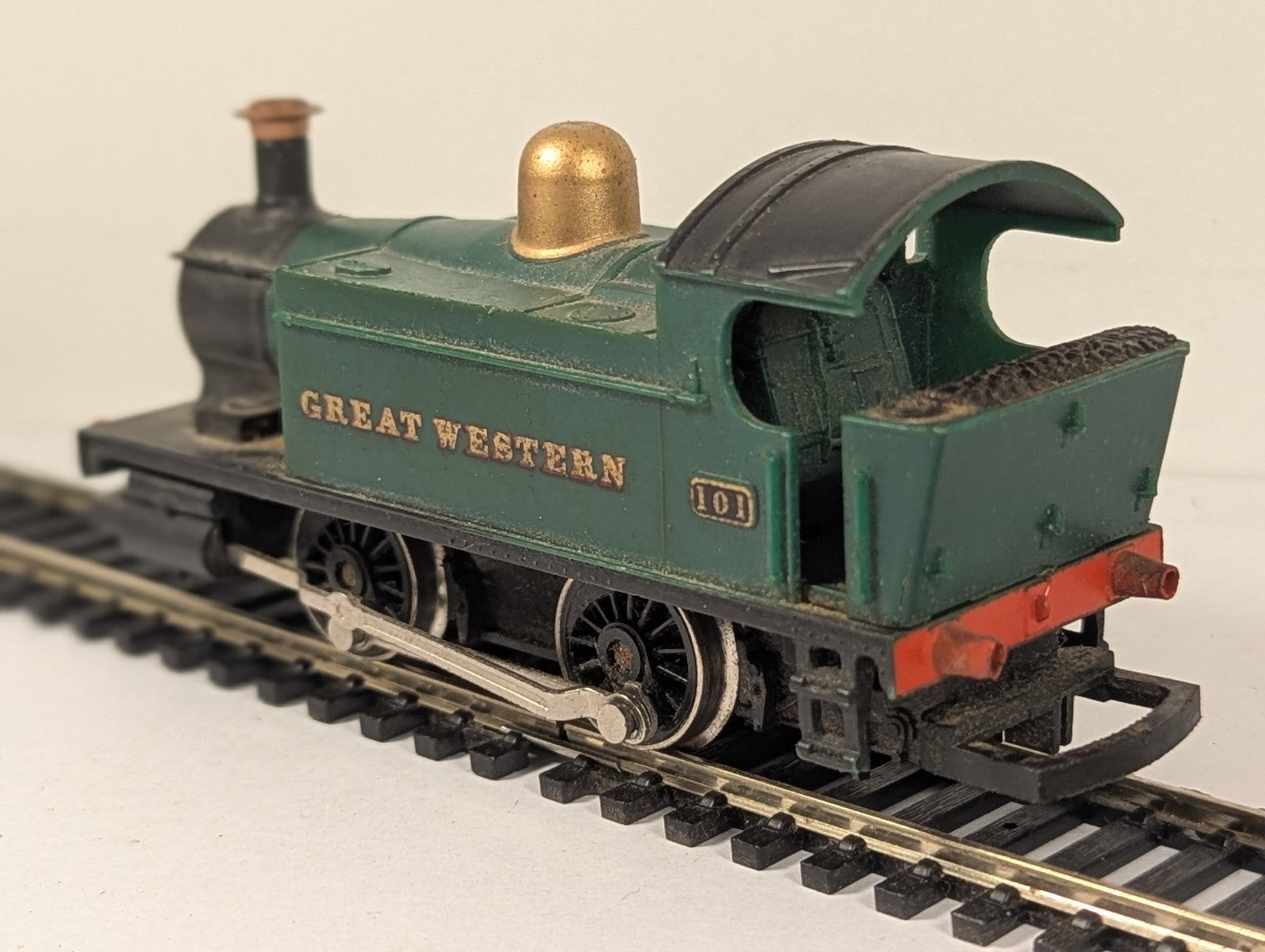 Hornby OO Gauge Holden Class 101 0-4-0T locomotive in GWR green livery on model railway track