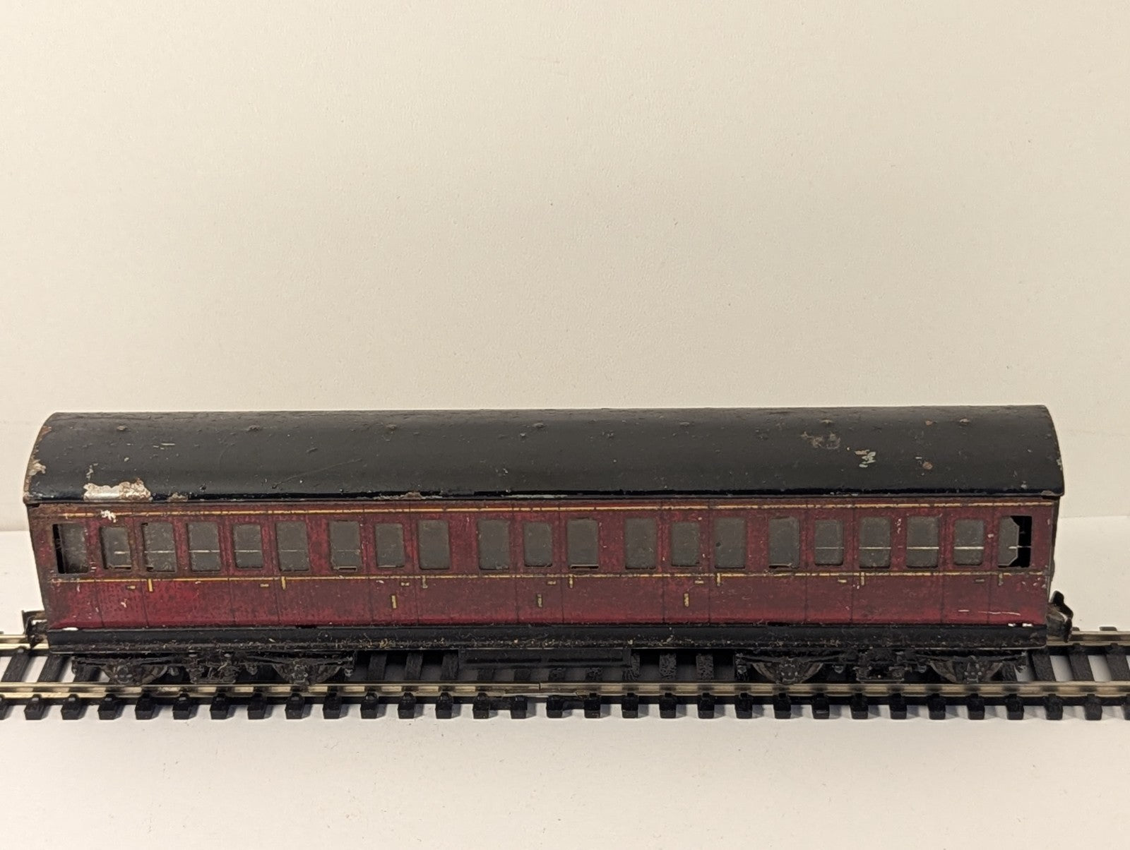 Hornby Tinplate OO Gauge Maroon Suburban Coach
