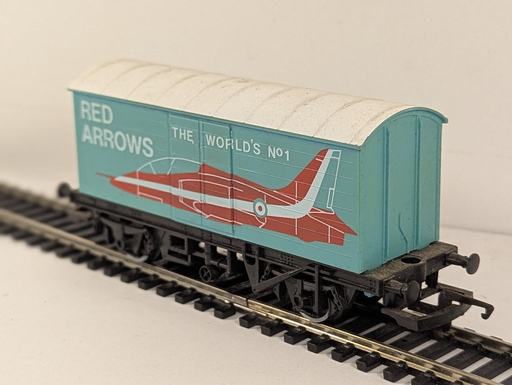 Hornby OO Gauge Red Arrows Closed Van Goods Wagon R118