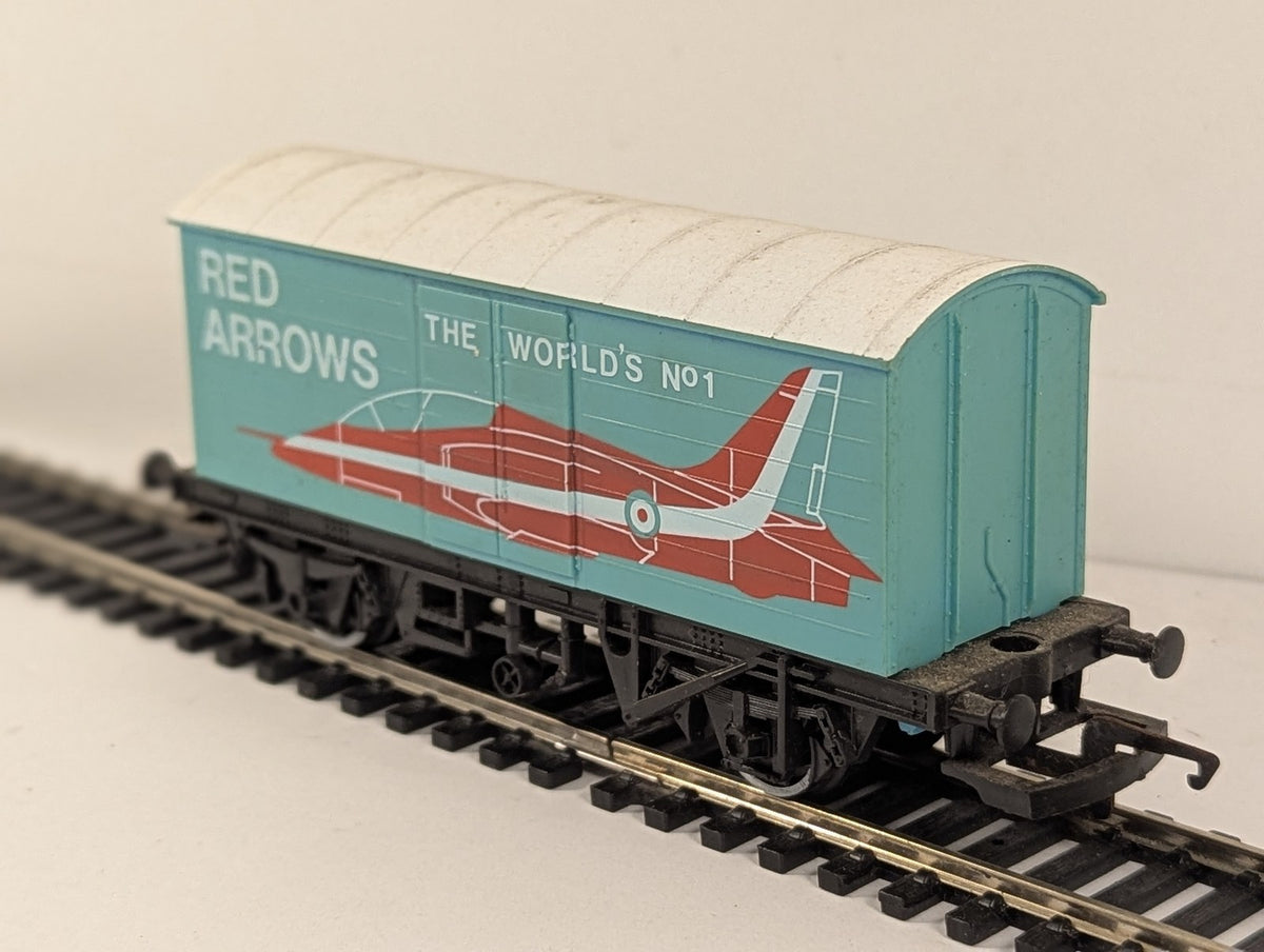 Hornby OO Gauge Red Arrows Closed Van Goods Wagon R118