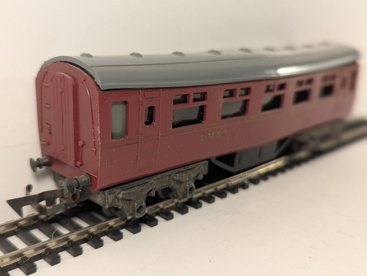 Tri-ang OO Gauge LMS Short Bogie Coach Passenger Coach 7573 LMS Maroon R28