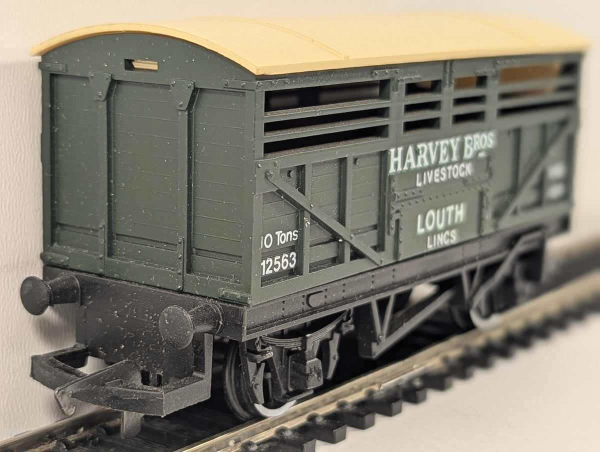Hornby OO Gauge Harvey Bros Livestock Van Goods Wagon 12563 R.010