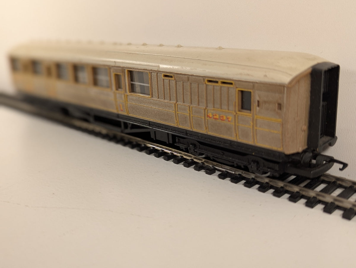 Hornby R478 LNER Gresley Teak Brake Coach 4237 – OO Gauge