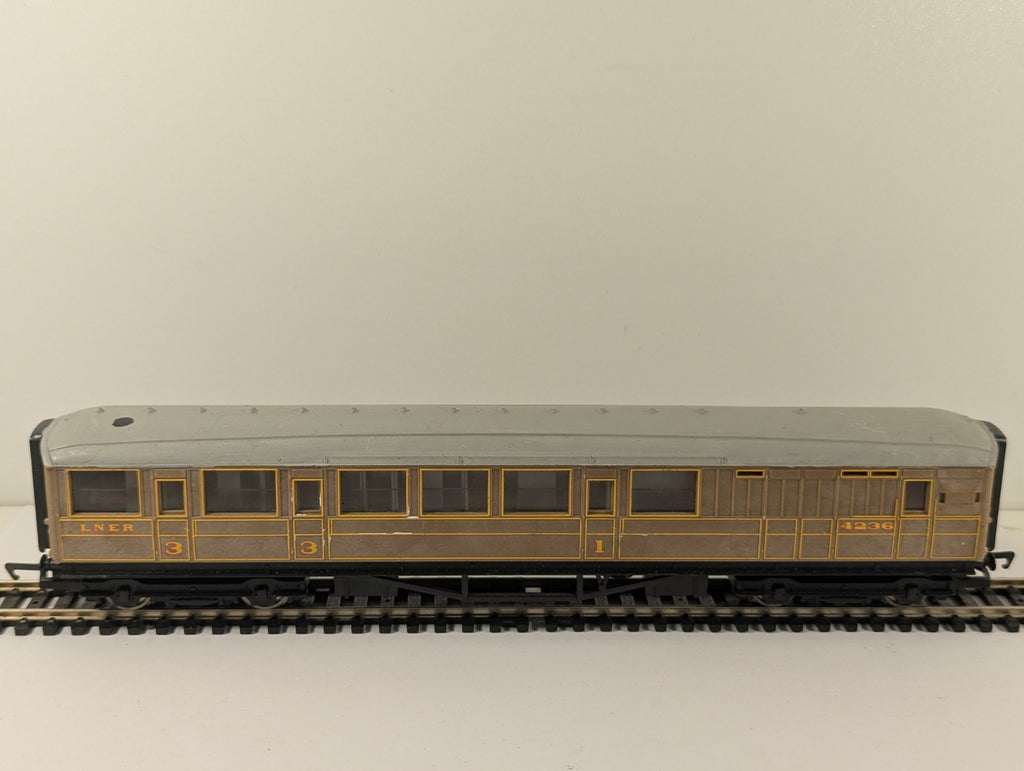 Hornby R1039 OO Gauge LNER Teak Composite Brake End Coach 4236