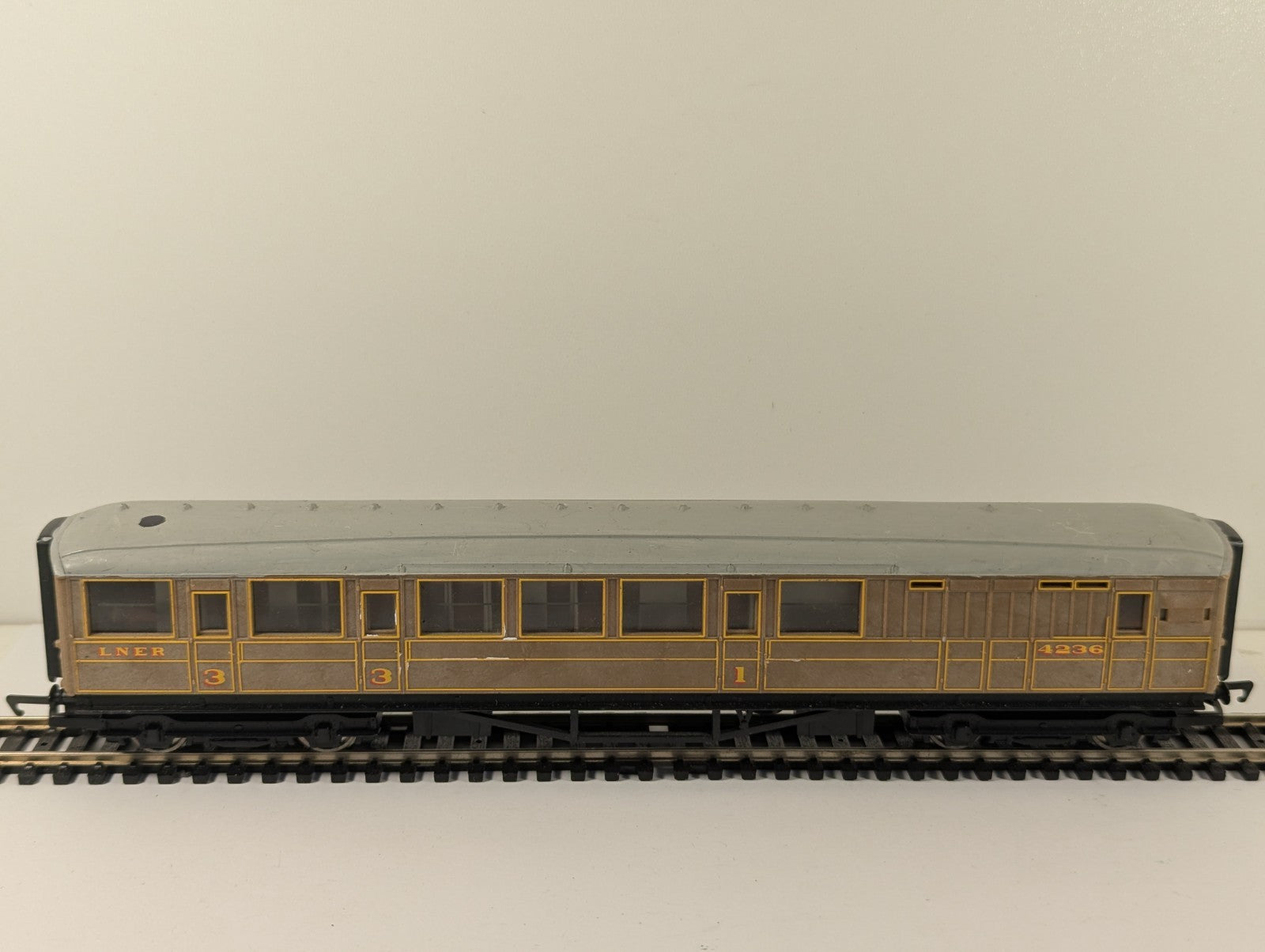 Hornby R1039 OO Gauge LNER Teak Composite Brake End Coach 4236