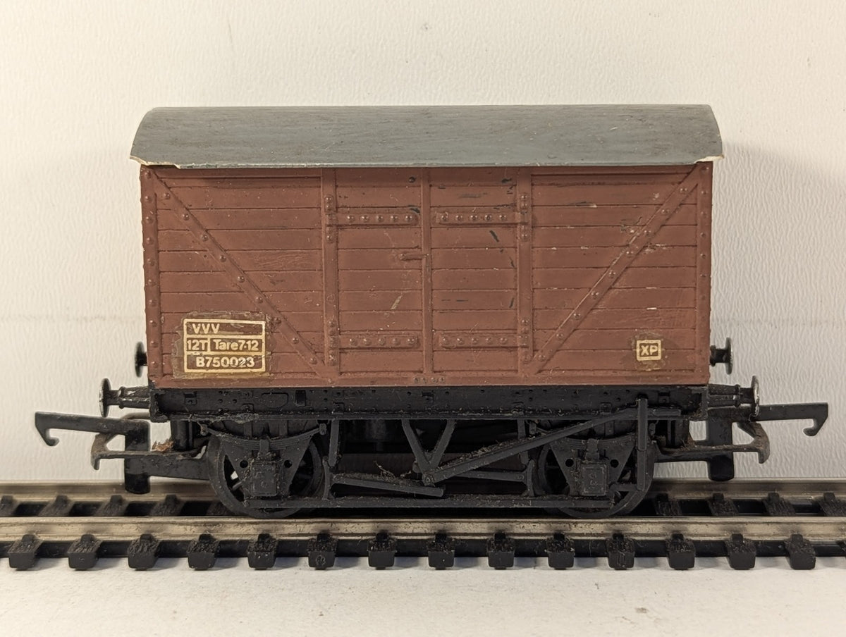 Tri-ang OO Gauge 12T Ventilated Van Goods Van B750023 BR Bauxite R.12