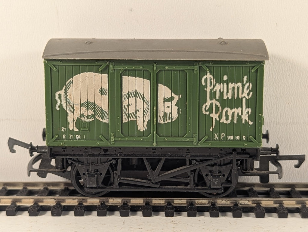 Hornby OO Gauge Prime Pork Ventilated Van Goods Wagon E71011 Prime Pork Green