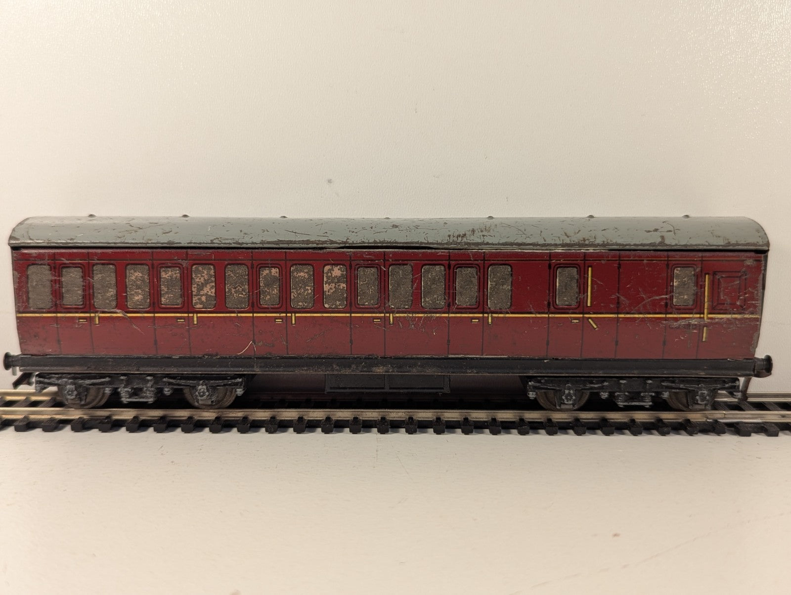 Hornby Dublo BR Maroon Suburban Tinplate Coach OO Gauge - Chipped Paint
