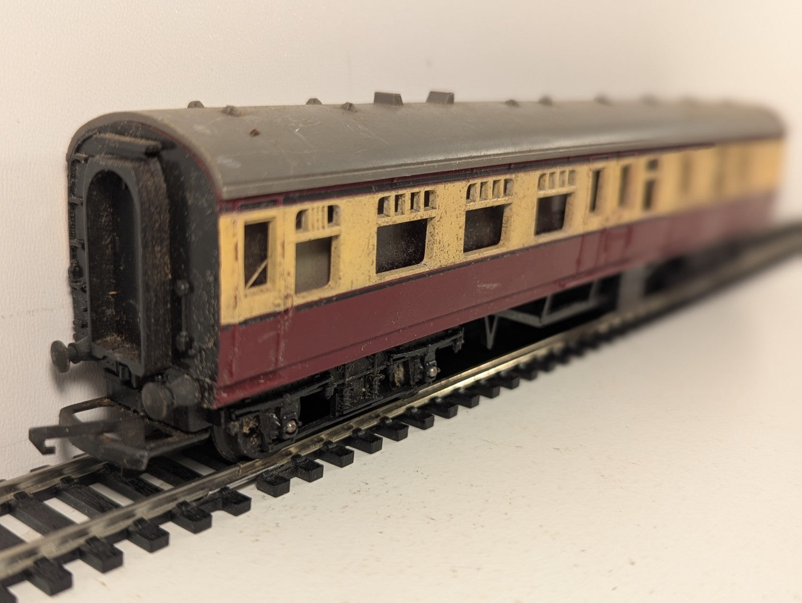 Tri-ang Railways R28 OO Gauge BR Mk1 Brake Coach - Crimson & Cream